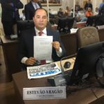Estevão Aragão começa a recolher assinaturas de vereadores.