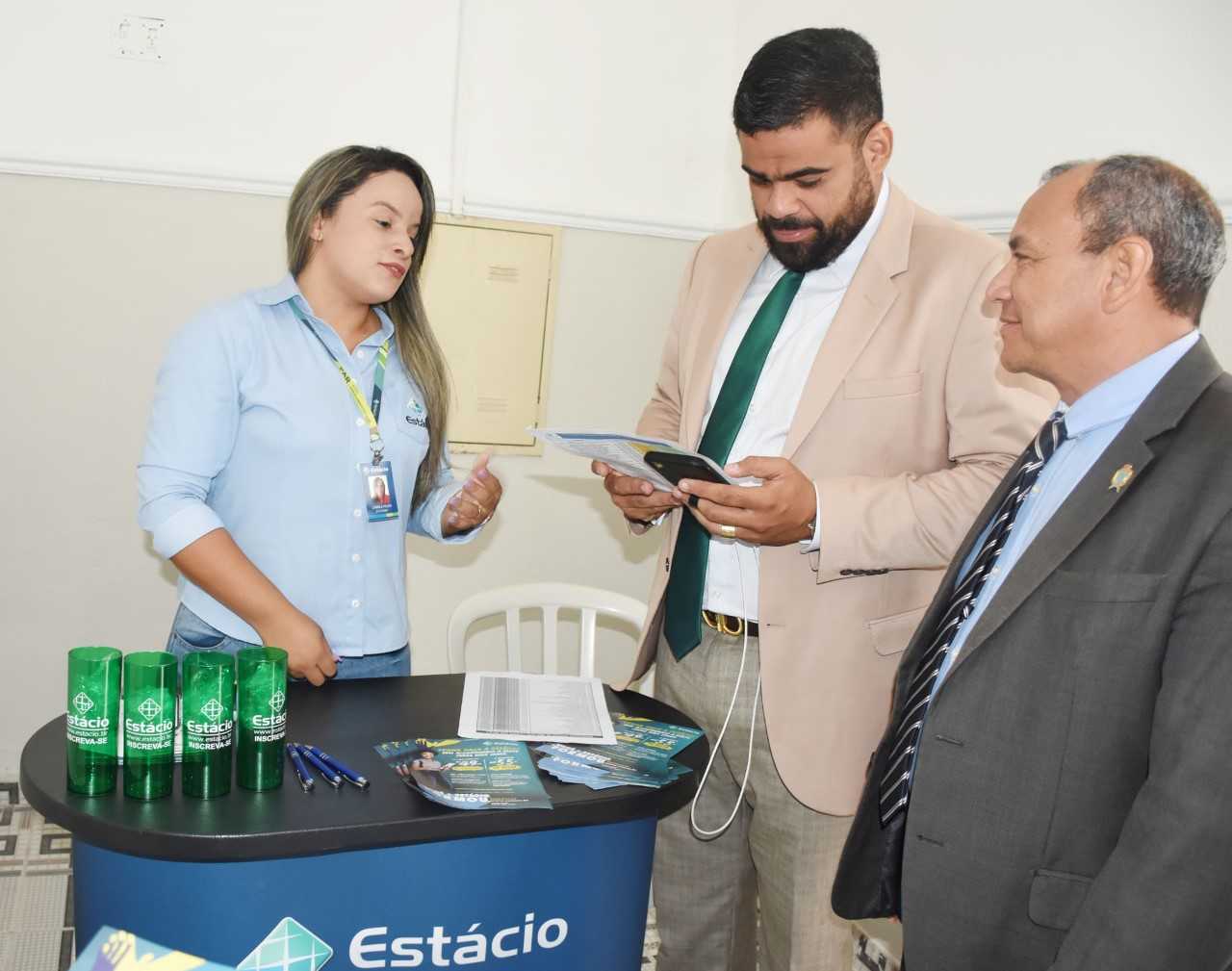 Stand da Faculdade Estácio foi visitado pelos vereadores Paulo Victor e Genival Alves