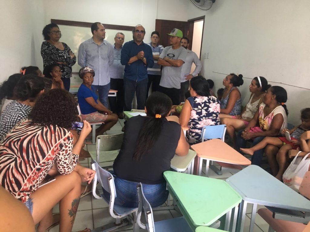 Estevão Aragão media reunião entre secretário de Educação e mães de alunos da UEB Carlos Madeira