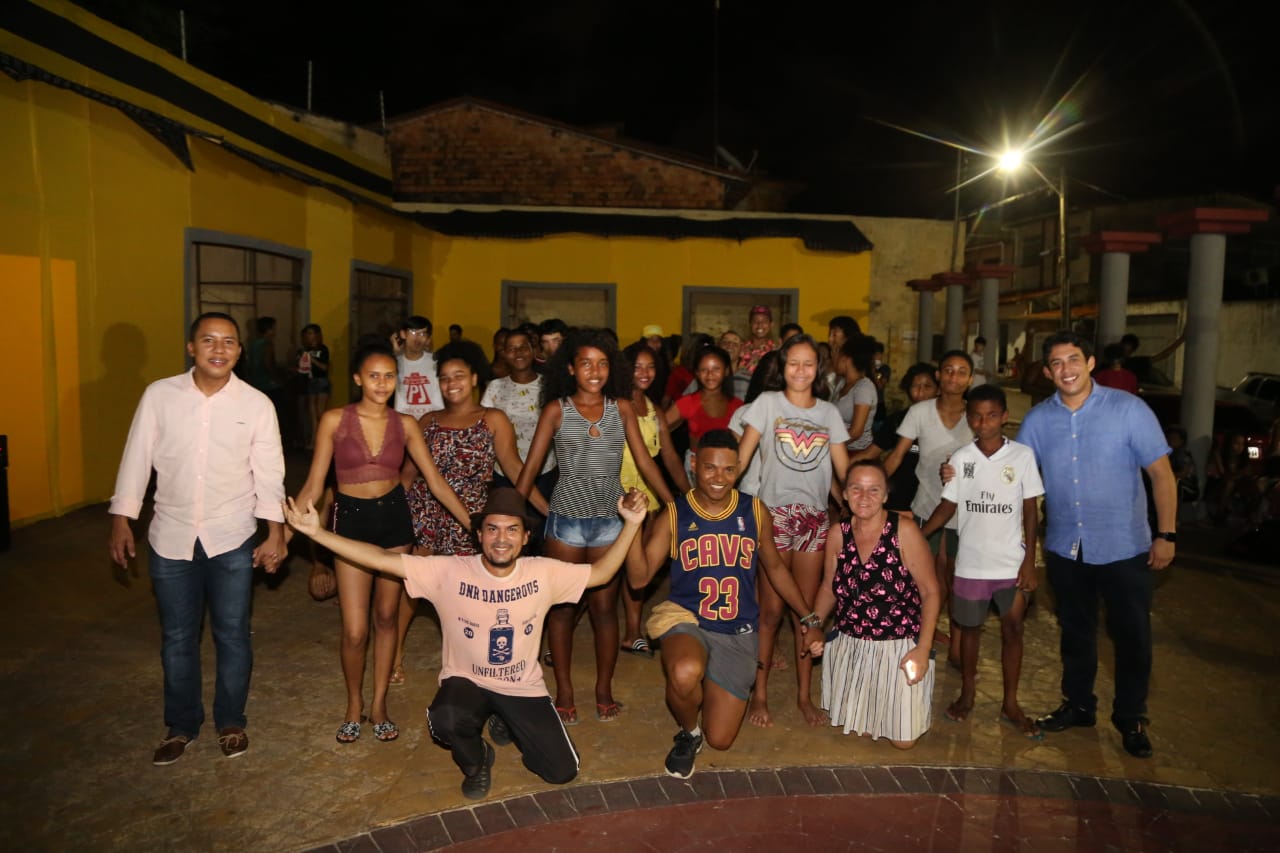 Vereadores com atores e diretores do Grupo Grita, organizador do espetáculo.