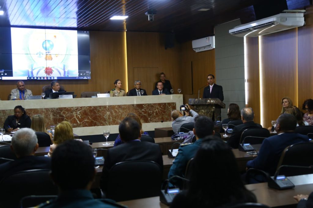 Câmara exalta atividade intelectual na Academia de Ciência e Artes Militares