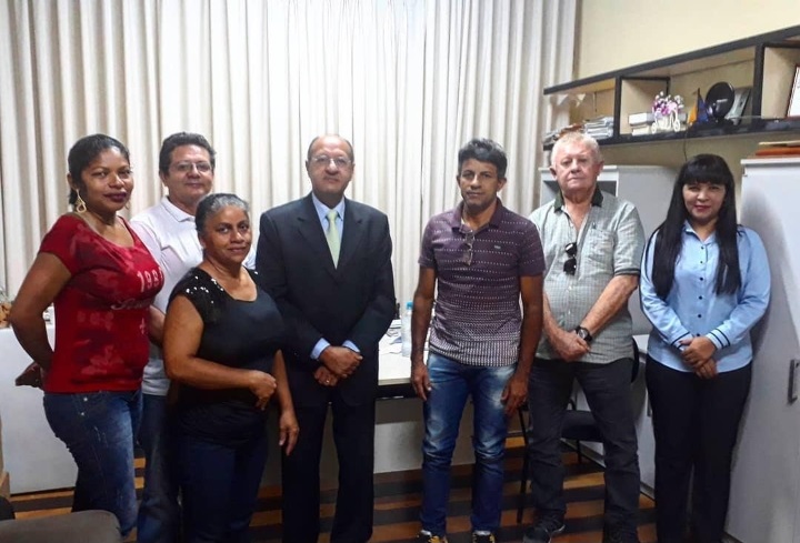 Pavão Filho recebe comissão de moradores de bairros e solicita reforma de praça