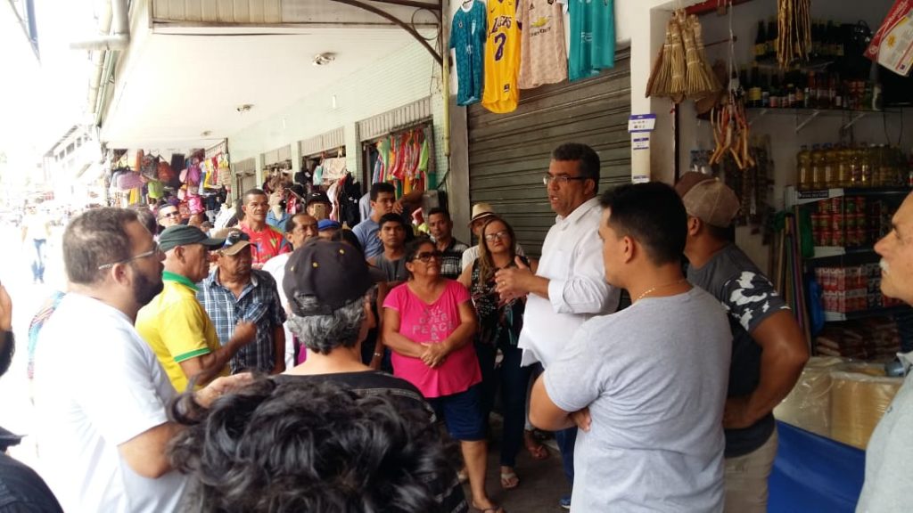 Marcial Lima participa de reunião na feira da Cohab