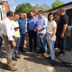 Edson Gaguinho acompanha obras de asfaltamento no bairro Rio Anil