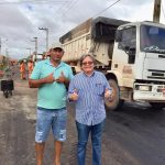 Vereador Dr. Gutemberg acompanha obras de asfalto no Residencial Maria Aragão