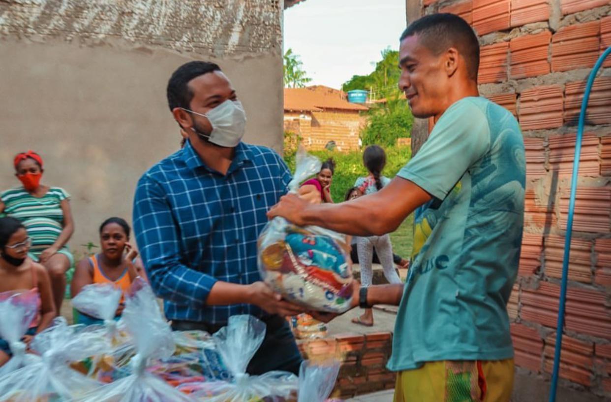 Octávio Soeiro faz doação de cestas básicas para moradores do Pão de Açúcar.