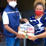 Marcos Castro distribui cestas básicas em bairros da capital, na véspera do Dia das Mães