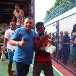 Edson Gaguinho distribui peixe na Semana Santa