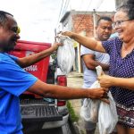 Marcos Castro distribui 2 toneladas de pescado em 4 comunidades da capital