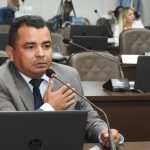 Edson Gaguinho faz críticas às reformas e revitalizações realizadas em escolas do município