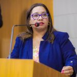Professora Eva cobra do prefeito o pagamento dos salários atrasados das escolas comunitárias